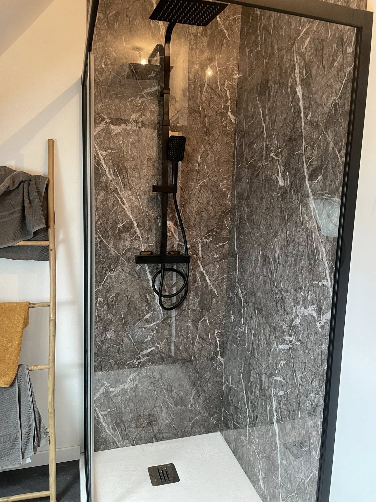 Création d'une douche à l'italienne avec revêtement Vipanel